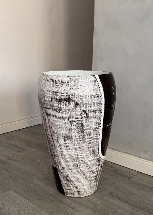 Mono Contrast Pot