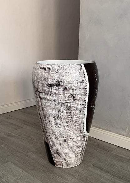 Mono Contrast Pot