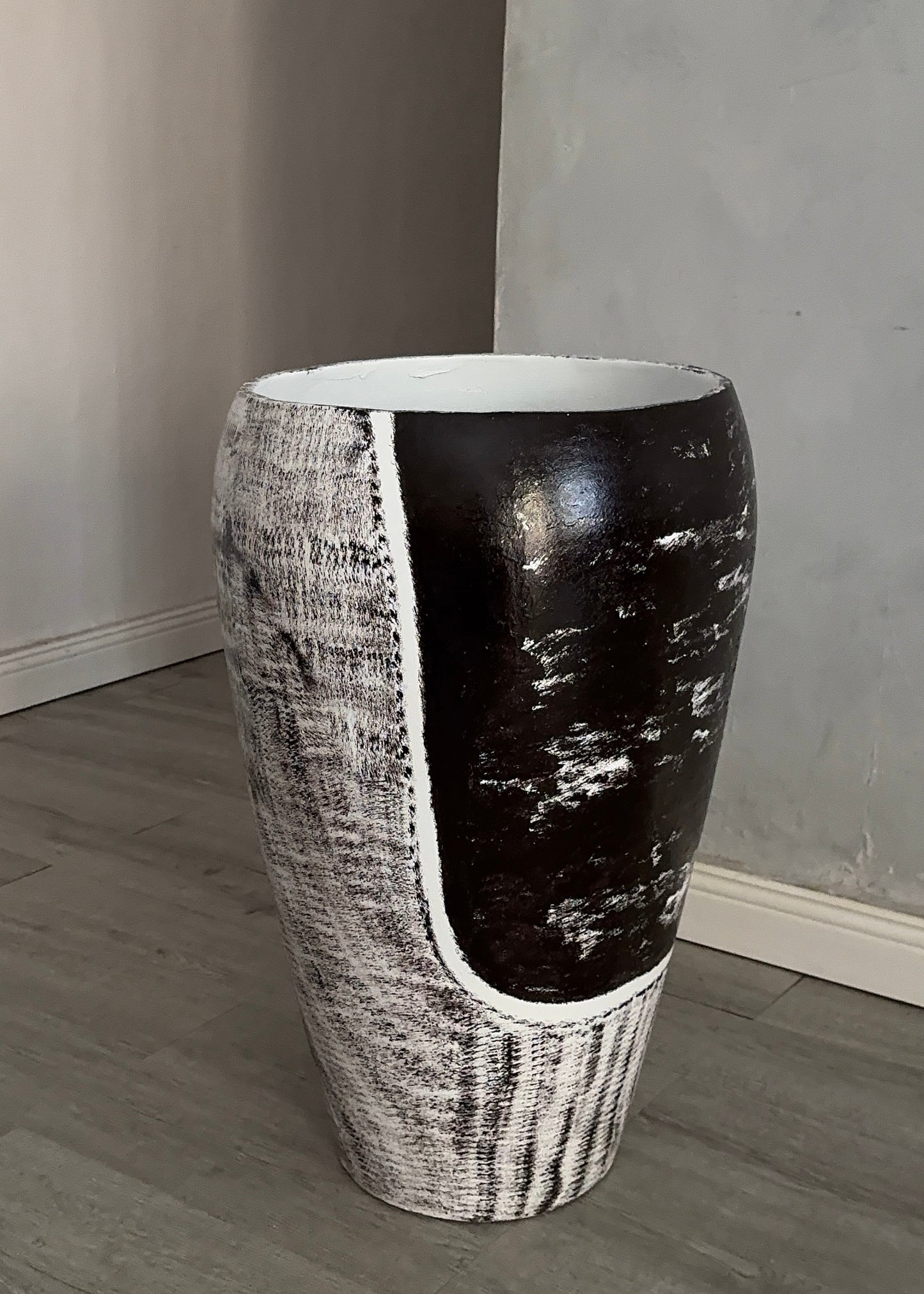 Mono Contrast Pot